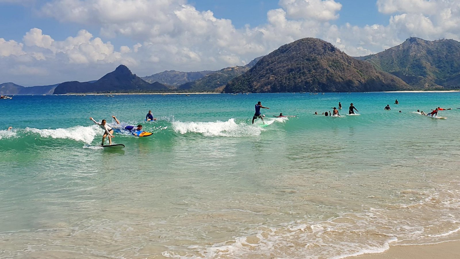 Selong Belanak surf school