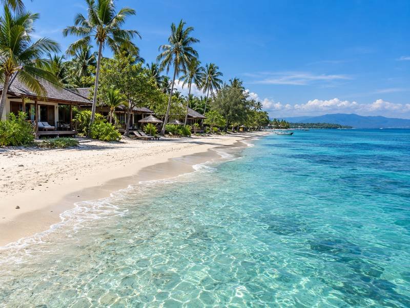gili meno hotels on the beach